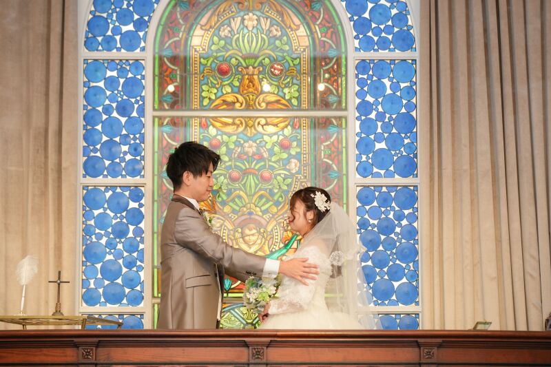 ステンドガラスの前で