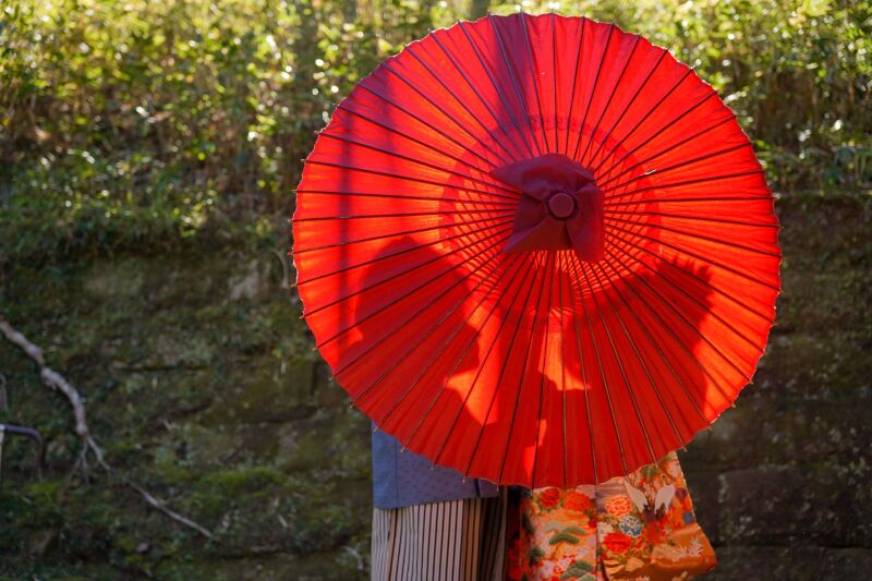 番傘を使用してロマンチックに