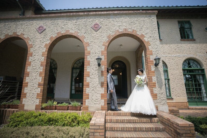 ガーデンの建物をバックにして