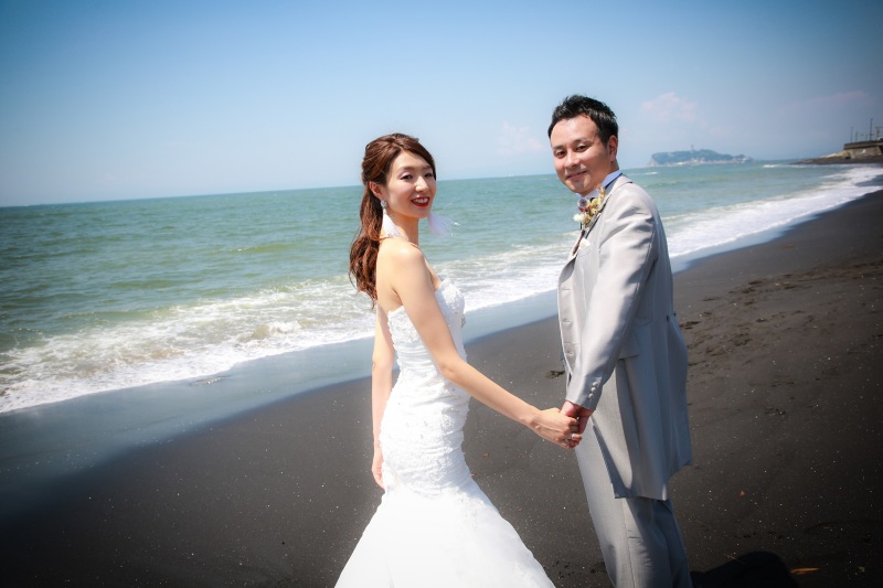 青空の下で開放感あふれる海フォト