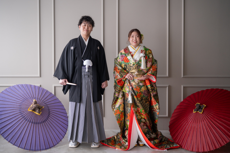 グレージュの背景では少しモダンに!