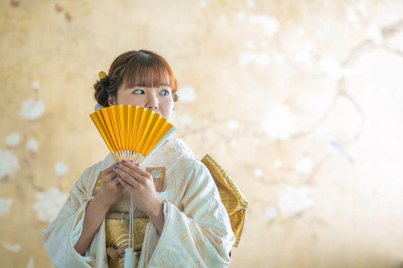 扇子を使って、口元を隠してキュートに♡