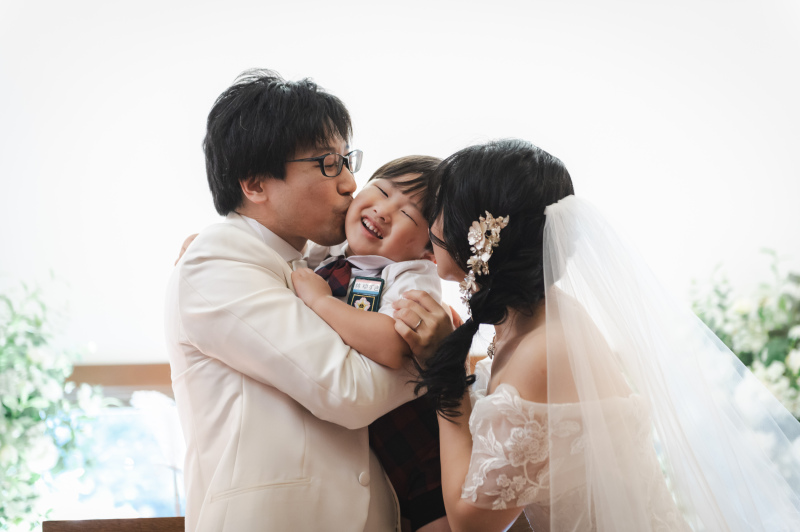 お子様を挟んで、ウェディングキス♡