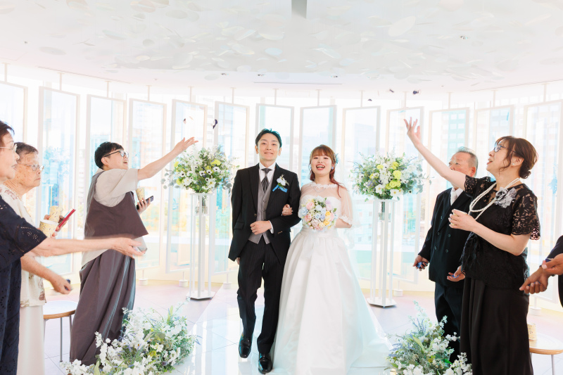 祝福のフラワーシャワー