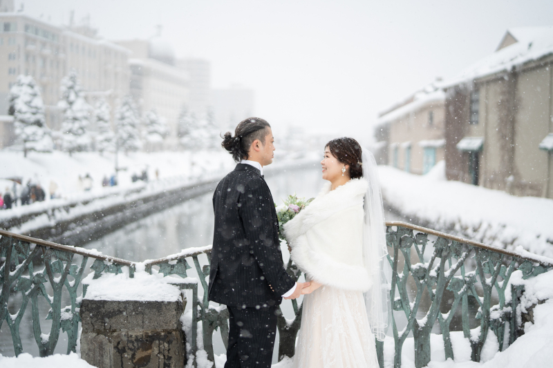 小樽運河を背景に。