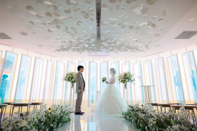 オーロラパネルかきらめくチャペル撮影！