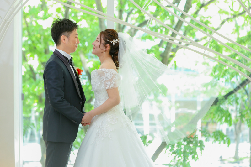 新緑の見えるチャペルでウエディングフォト°˖✧