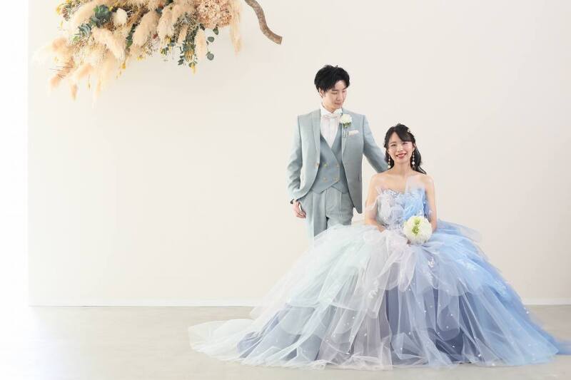 ドレスの特性をだした座りカットも