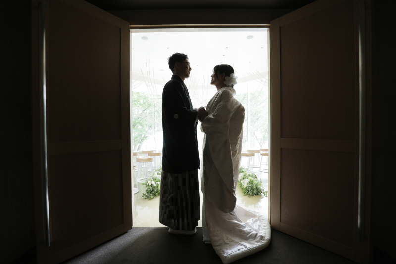 チャペルのドアを使って、モノクロ風な写真を