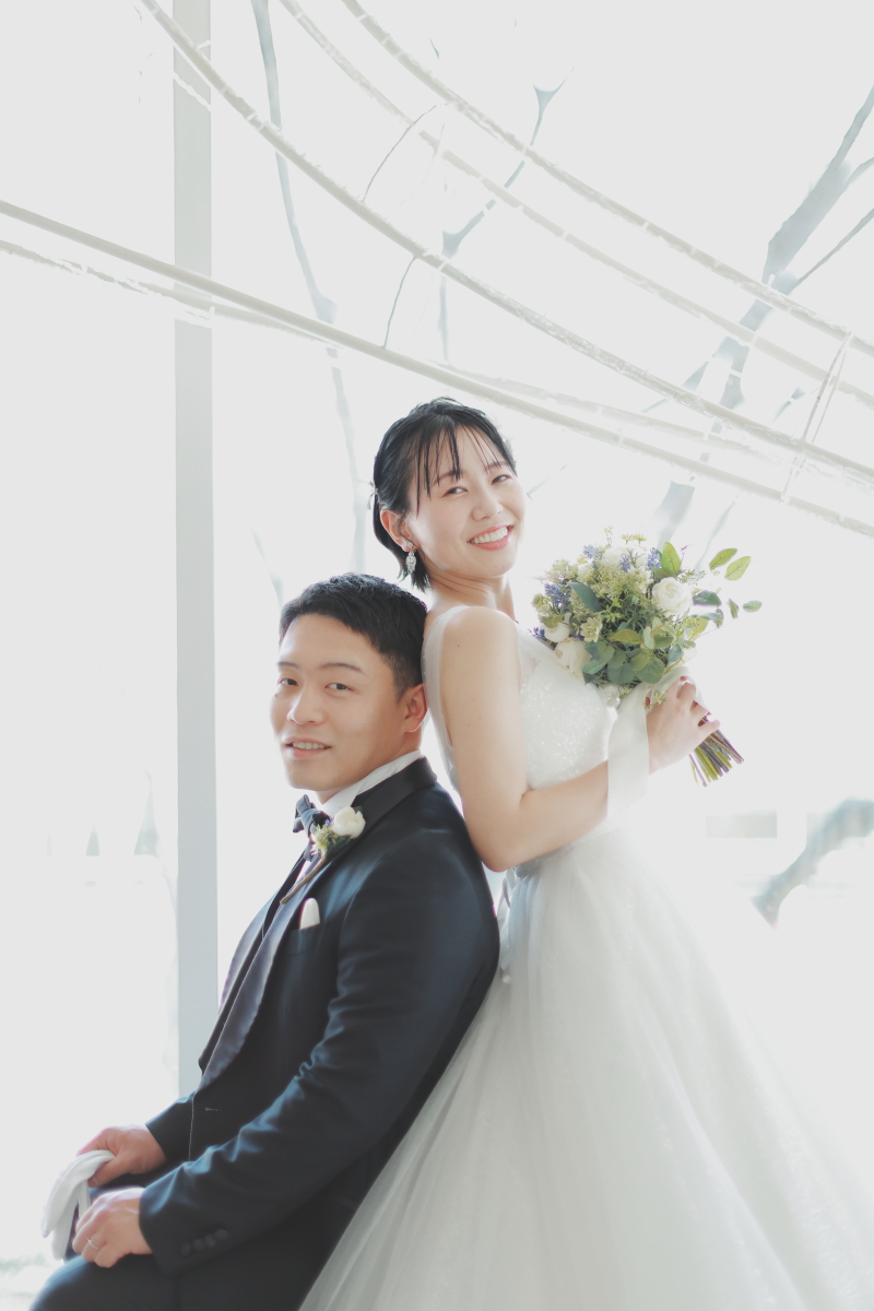 ウエディングドレスに身を包み