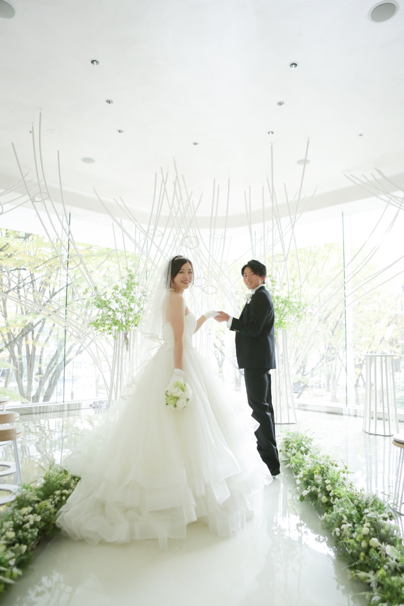 明るいチャペルでエスコートシーン