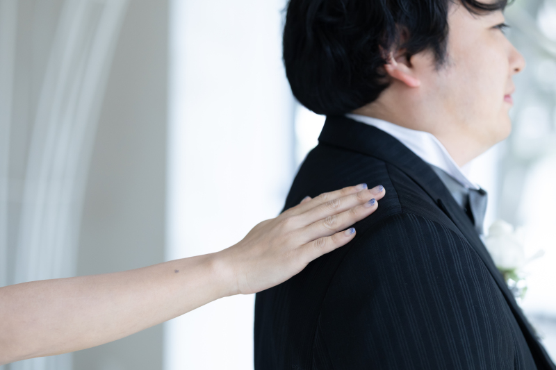 新郎様の肩をトントンして