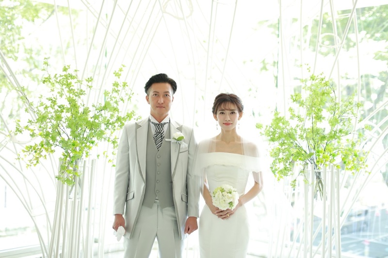 洋装は明るい自然光が入るチャペルで