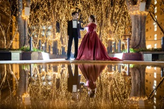 光のページェントに包まれたフォトウェディング