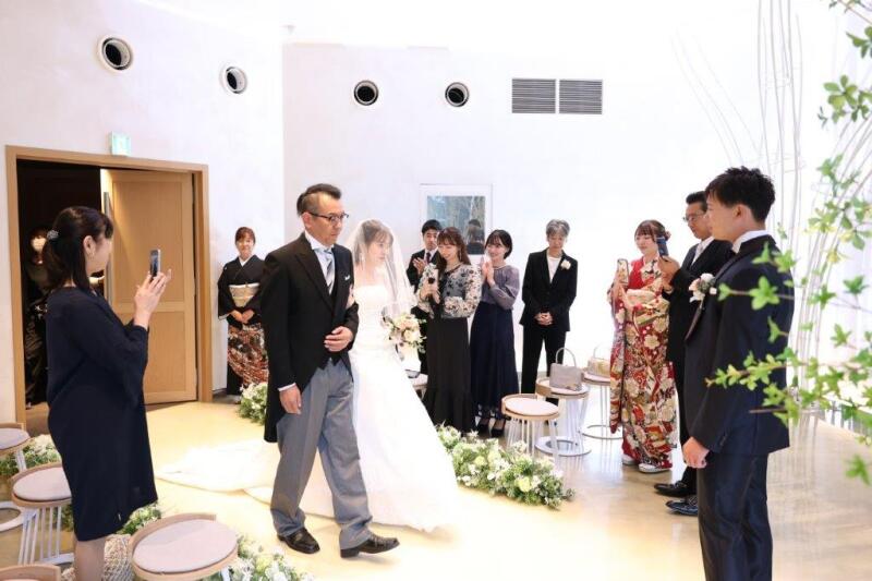 バージンロードを一緒に歩く