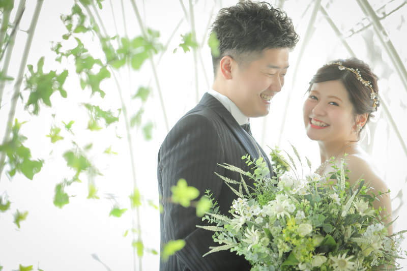 光が差し込むチャペルで和やかにナチュラルに