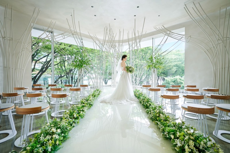 自然光が入るケヤキ並木がきれいなチャペル