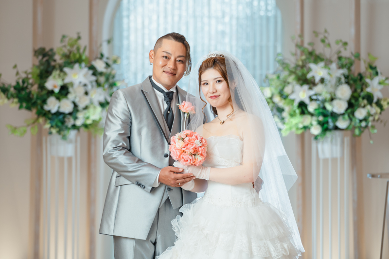 自然光差すチャペルにてプチ結婚式のようなお写真を