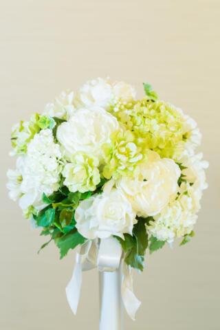 造花ブーケ（ﾗｳﾝﾄﾞﾌﾞｰｹ 白×ｸﾞﾘｰﾝ）