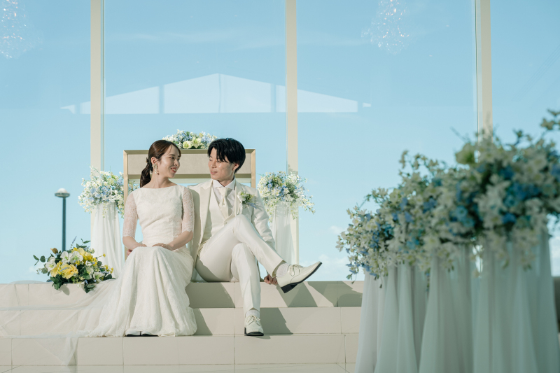 白×青のチャペル装花