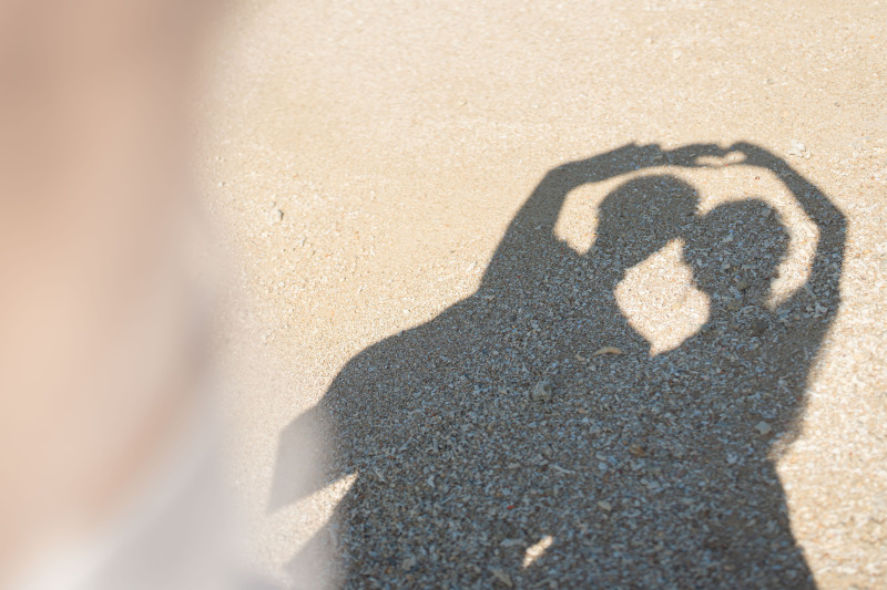 砂浜に映るお二人の影