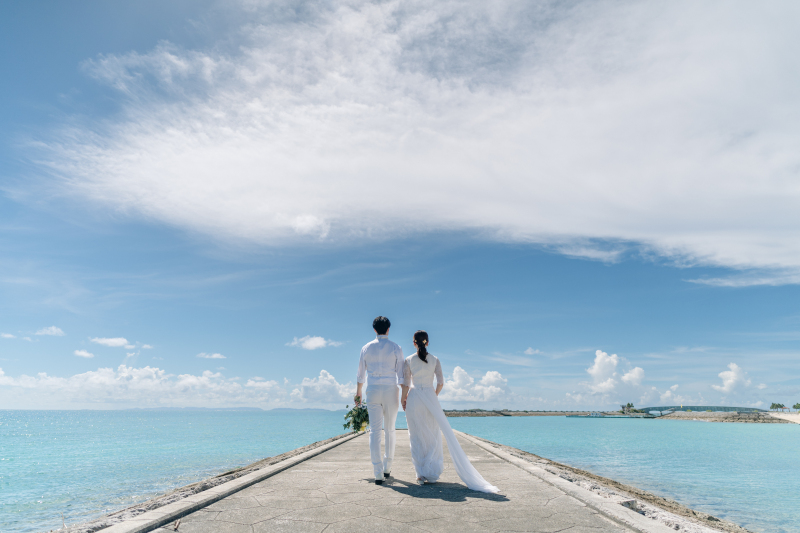 手を取りあい進むおふたり