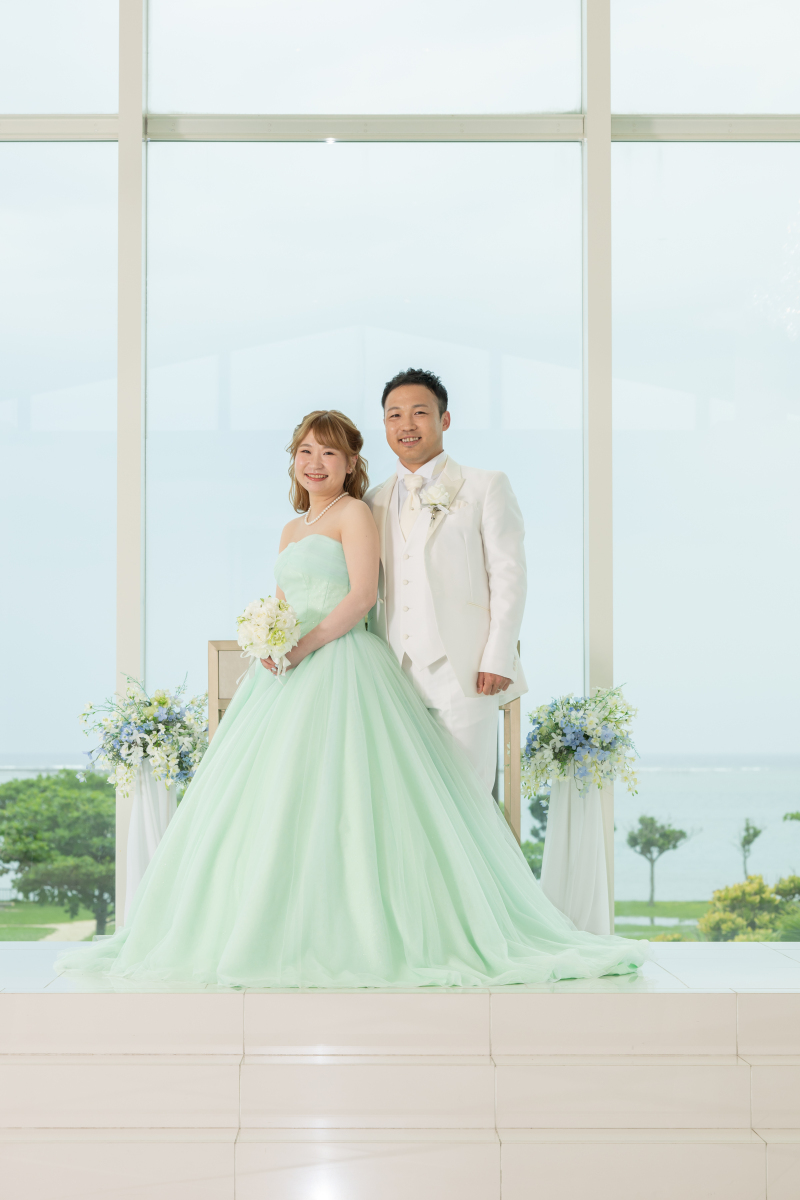 鮮やかなイエローグリーンのドレスを身にまとって♪