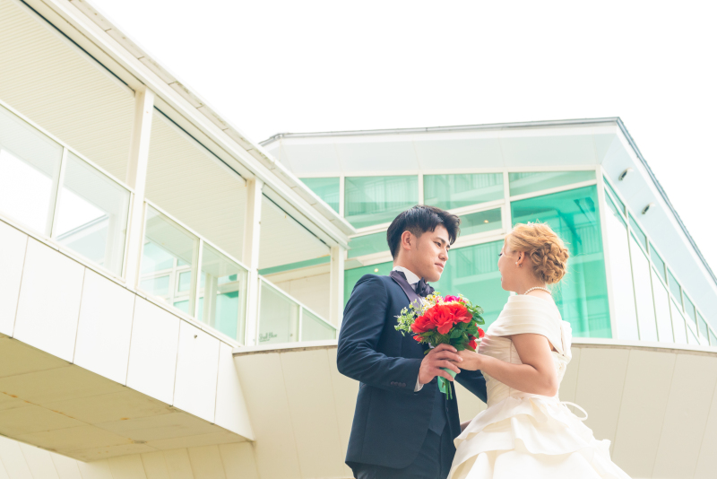 チャペルをバックに