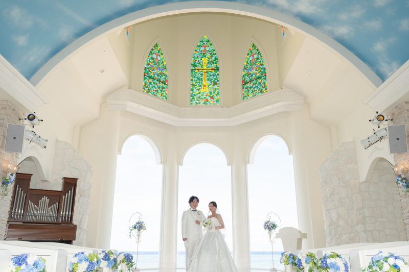 白基調の神秘的なチャペルで♡