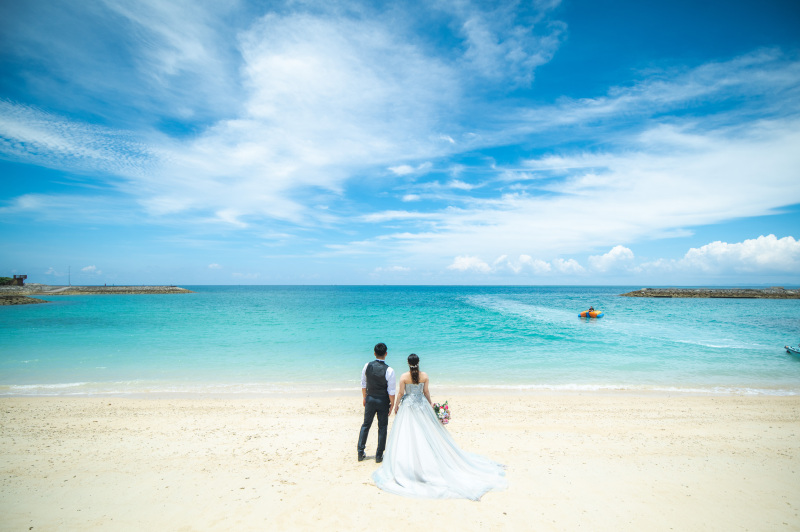 ビーチでのカラードレス撮影がスタート♪