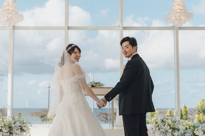 バックには海と空が映り込みます