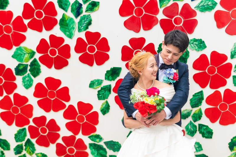 ウォールアートの前で