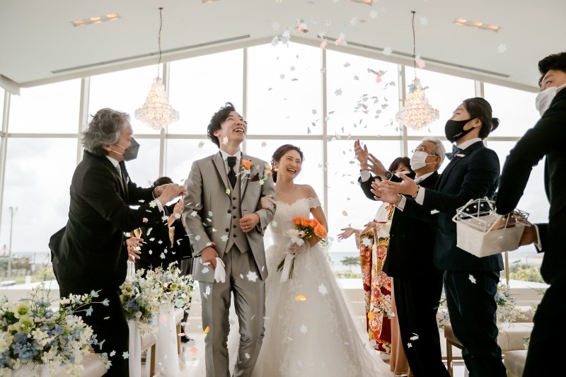 盛大な祝福の中ご退場!