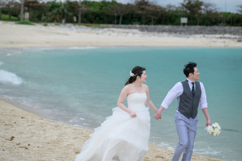 ビーチでは手を繋いで♡