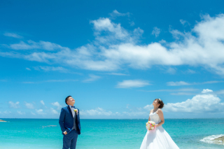 青空の下で行うフォトウエディング♪