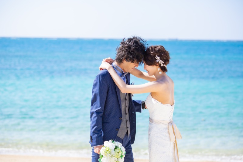 小さな結婚式 沖縄サザンビーチ店_海で撮影できる