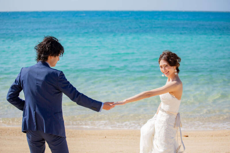 小さな結婚式 沖縄サザンビーチ店_海で撮影できる
