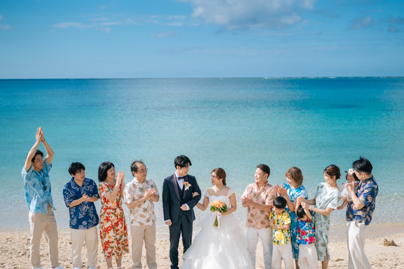 小さな結婚式 沖縄サザンビーチ店_海で撮影できる