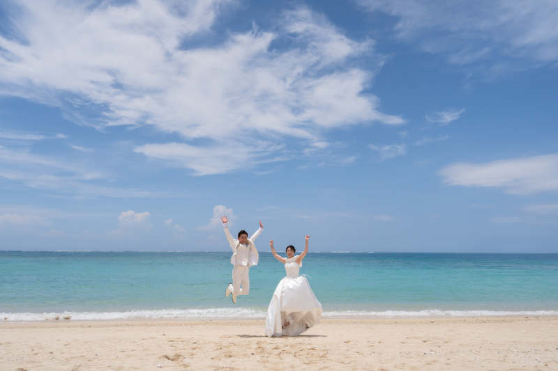 小さな結婚式 沖縄サザンビーチ店_海で撮影できる