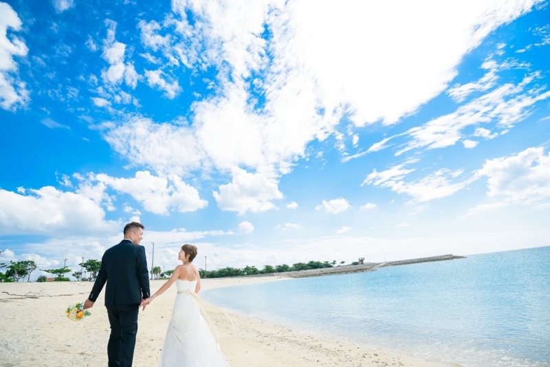 小さな結婚式 沖縄サザンビーチ店_海で撮影できる