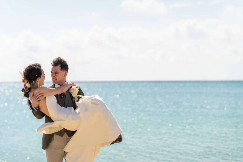 小さな結婚式 沖縄サザンビーチ店_海で撮影できる
