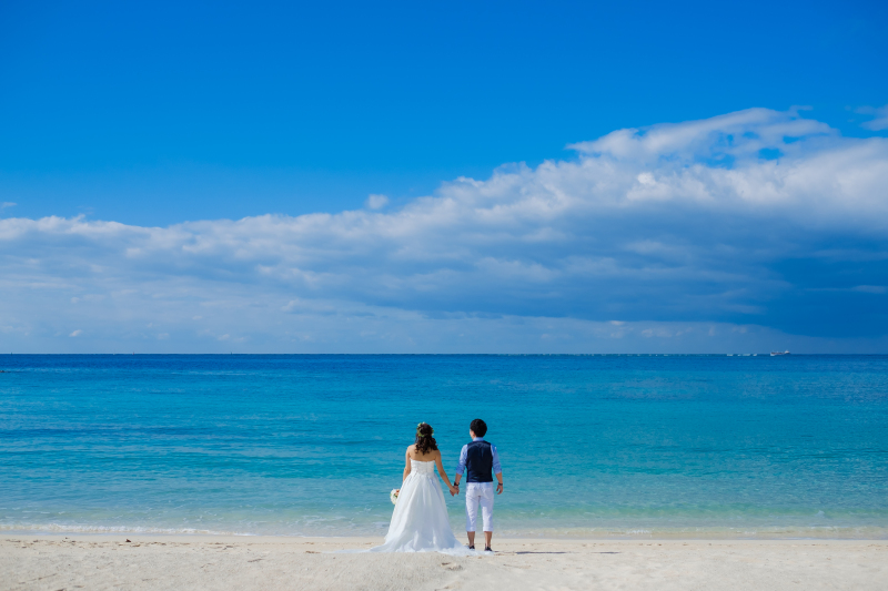 小さな結婚式 沖縄サザンビーチ店_海で撮影できる