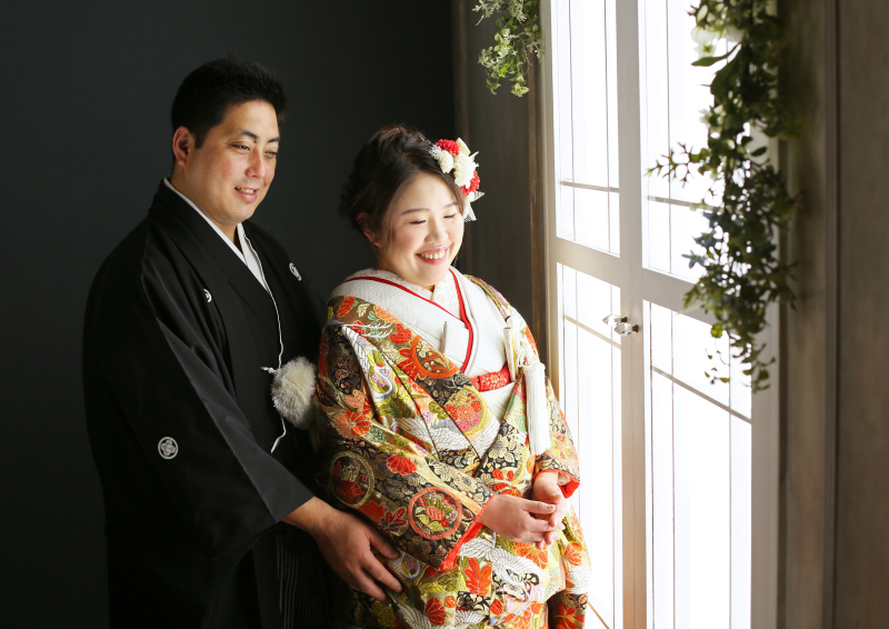 窓に照らされたお二人の笑顔