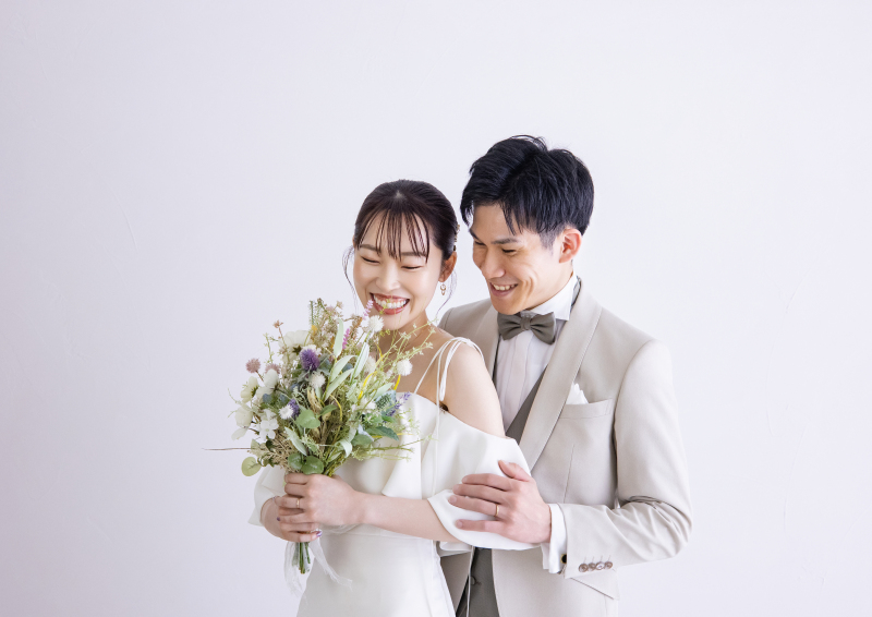 寄り添う姿に幸せが溢れるバックハグ