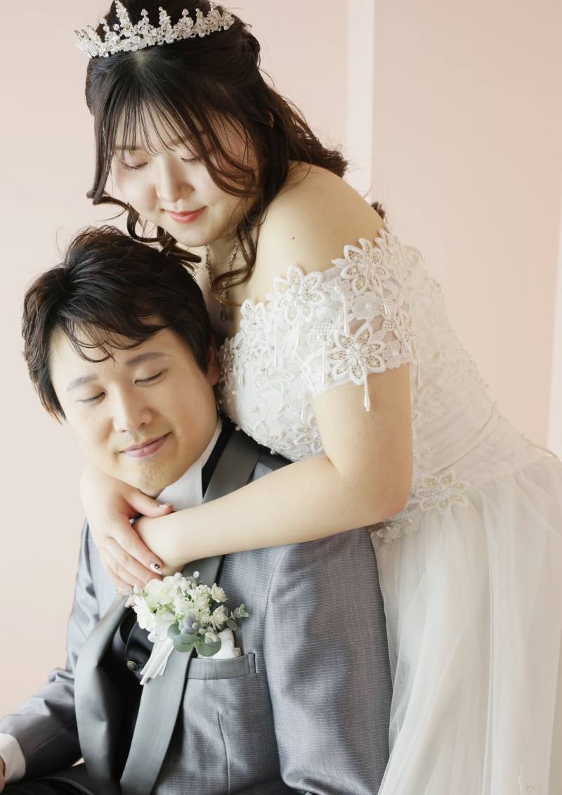 穏やかな表情で寄り添うバックハグポーズ