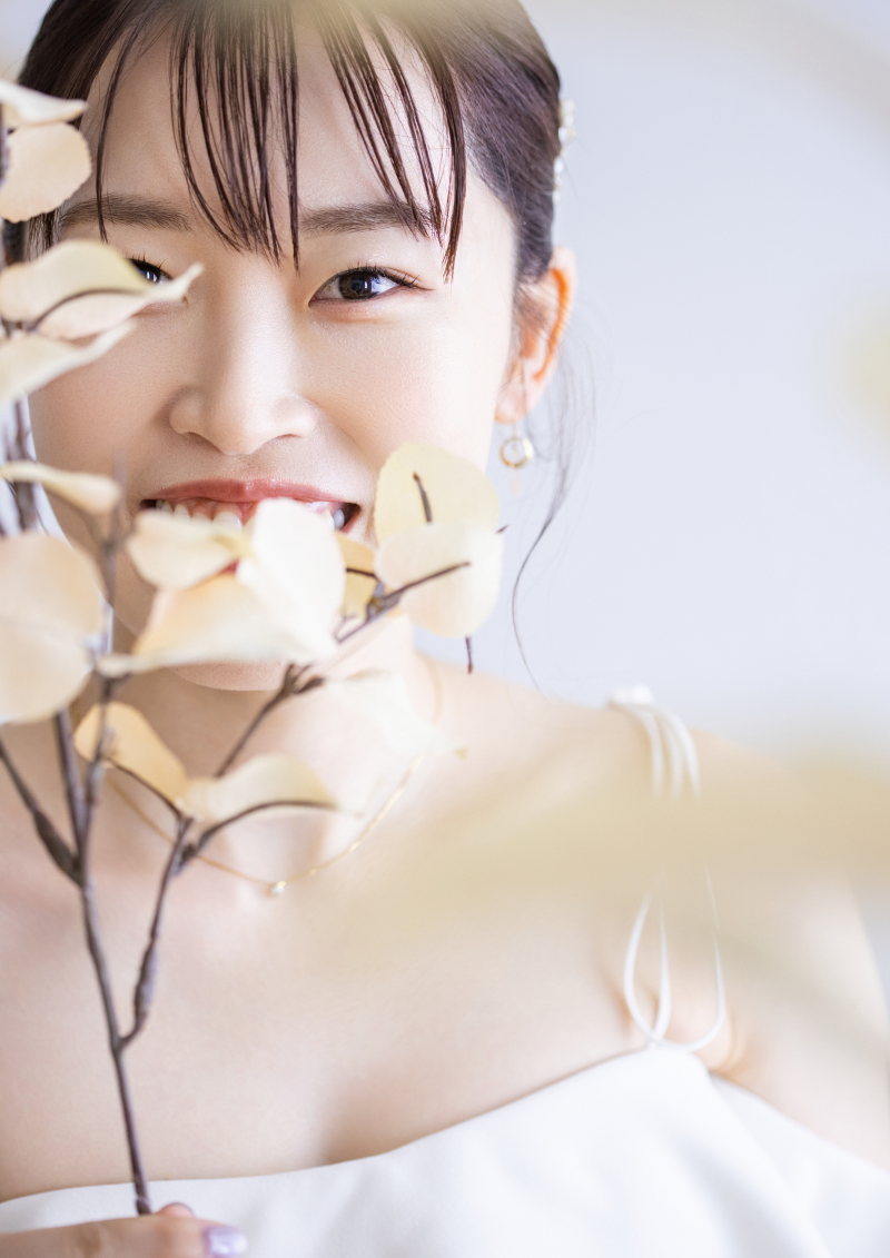 葉の隙間から覗く、新婦様の愛らしい笑顔