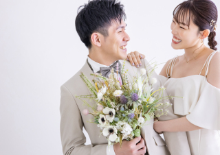 パフスリーブへお色直しも！洗練された白背景やアーチ窓で叶える今どきドレス撮影