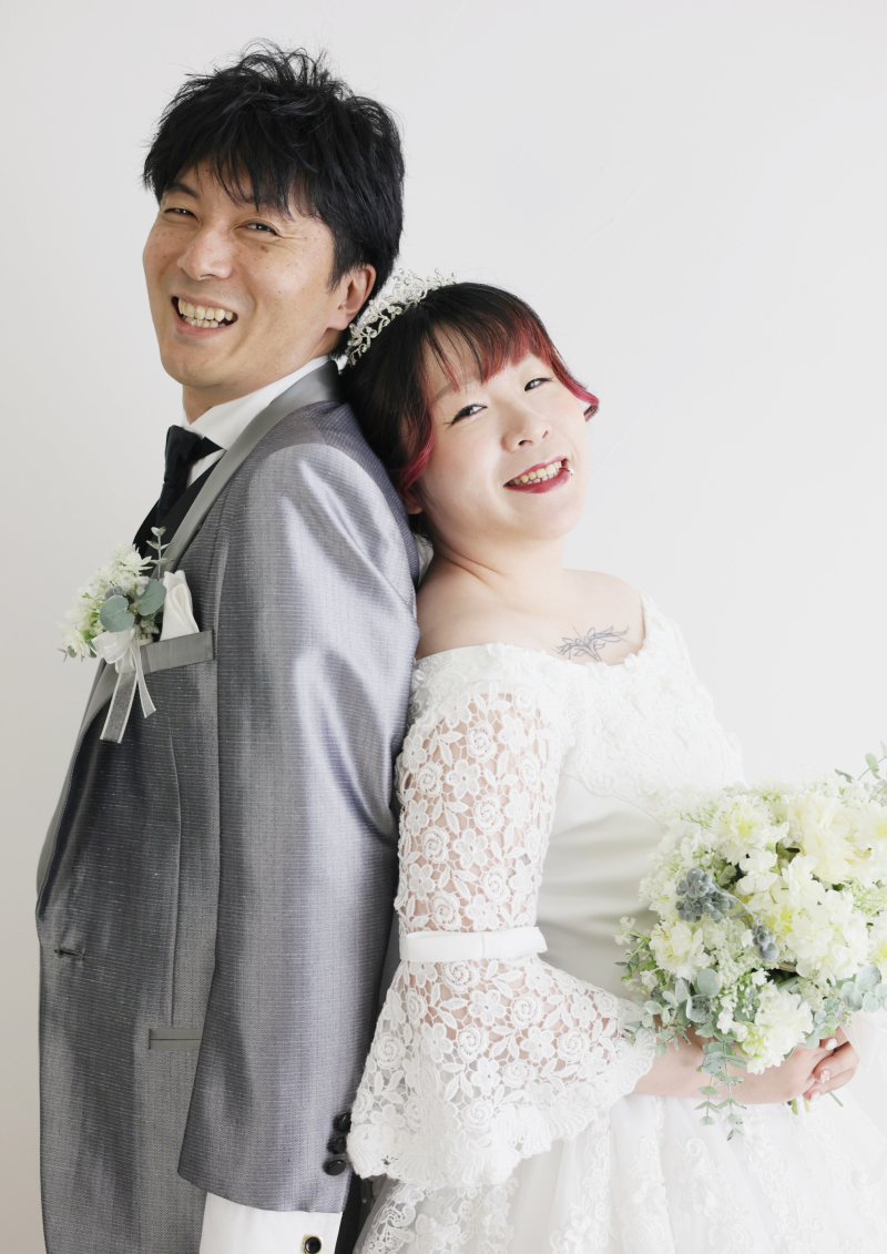 弾ける笑顔が眩しい背中合わせのポーズ