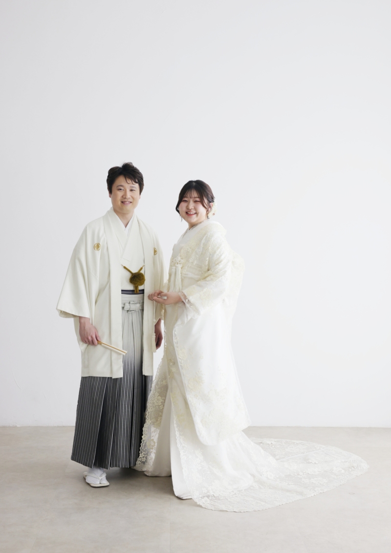 凛とした白背景で残す和装全身ショット