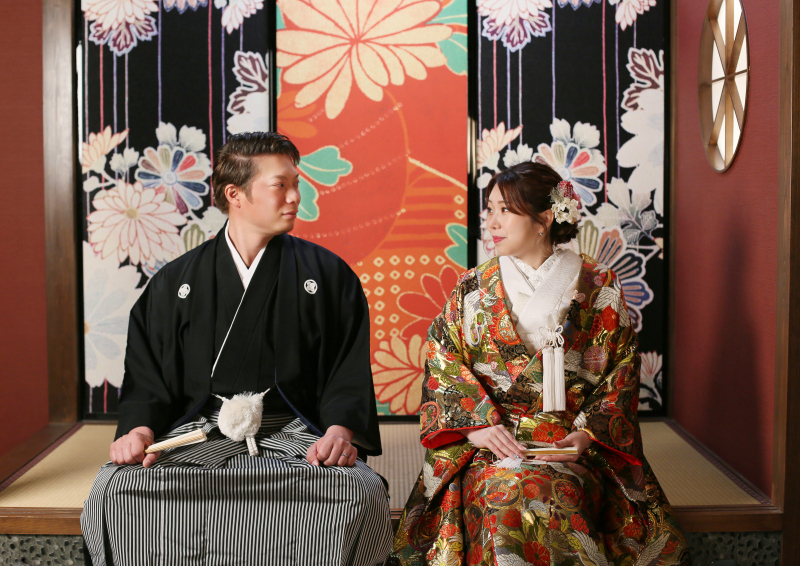 和室で見つめ合って